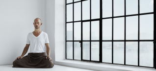 “NÆRMERE NOGET - FILOSOFIEN BAG YOGA”