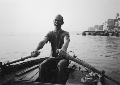 YOGALOVE MØDTE SIMON OG GAV HAM NÆSTEN FRI TALETID